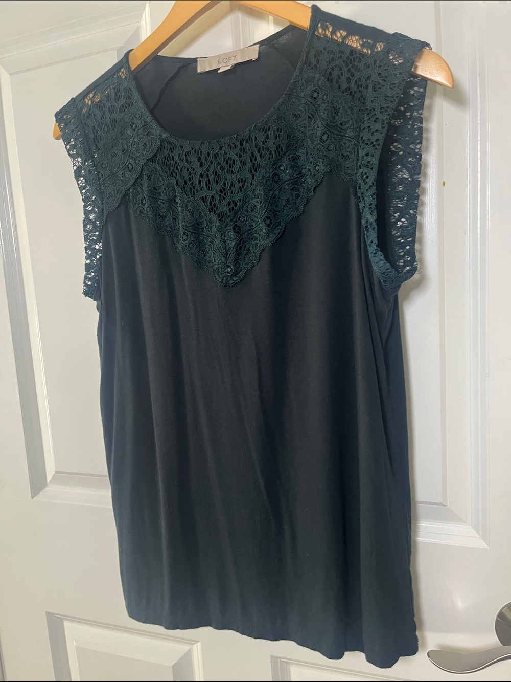 Loft Women's Hunter Green, Round Neck Lace Trim Sleeveless Top Blouse Size small